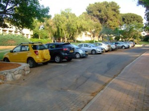 מכוניות בחניה החדשה.JPG