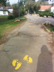 20150125 מסלול בטוח לתלמידים מחדר האוכל לבית הספר (1)