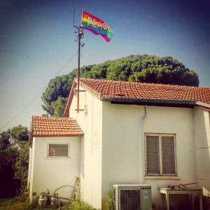 IMG_20150627_דגל הגאווה על בית בגבעת חיים