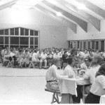 אסיפה בשנות החמישים בחדר האוכל הישן