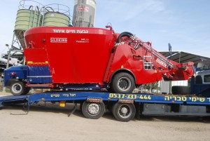 סלף חדש ברפת לחלוקת מזון לפרות, 2015 צילם טל אמיתי