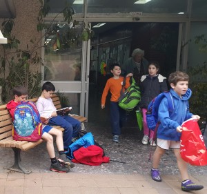 2016-02-08 קוראים ספר בכניסה לחדר האוכל