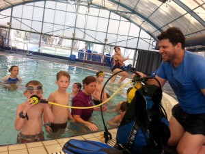 רועי סגל בבריכה מלמד את ילדי הגן צלילה