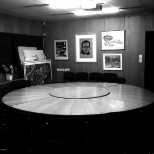 חצר הקיבוץ 2017 - אולם הישיבות, במזכירות