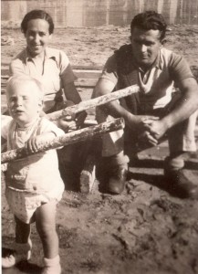 יוסף רוזנברג עם אסתר ואבנר