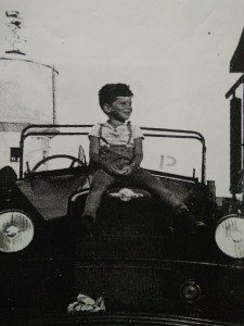 1935 - גלעד בן ה- 4 על הרכב היחידי שהיה שייך לגבעת חיים וכונה אוסיבוּס