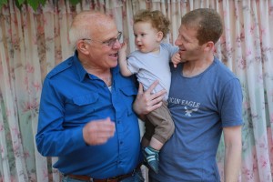 צילומי משפחות 2012 מימין דורון כהן ודן שגיא עם הנכדה