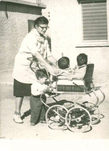 Album22 מרים פרינץ עם פעוטים