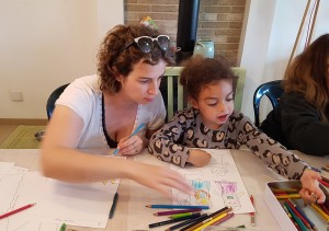 אילת אסטליין ובתה בחוג יצירה