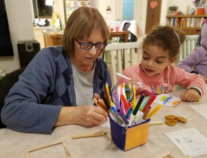 רותי אסטליין ונכדתה בחוג יצירה אצל לילך יגודה 2018