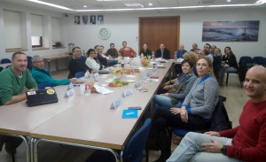 ישיבת מועצה אזורית עמק חפר, מימין אמיר שילה 2019