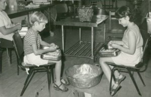 איריס קריאו שוחט ושלומי שרון עובדים במטבח