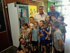 ילדים בחדר אוכל עם עמיר פרץ צילם יורם פארן