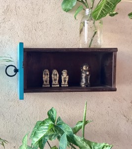 מגירה עם פסלונים בכניסה לבית