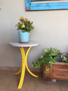 שולחן מרגליים ממוחזרות ופלטת שייש שהוכנה עבורו