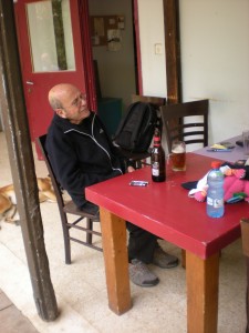 מירלה זיו מצלמת קיבוץ 2008-2014 פטר לנג אצל עזרי בבית הקפה