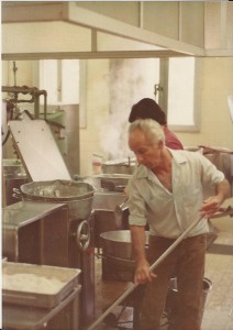 f5_צילמה מתנדבת סופי לאובשר 1981-2 חיימקה ורדי מטבח