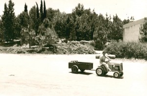 Album28 מיקי פלבר על הטרקטורון של הנוי