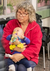 חנוכה 2019 ענת ברנע עם הנכד