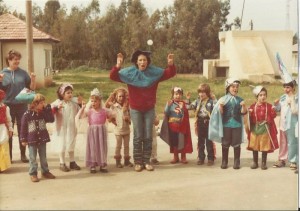 פורים 1981-2 גן דולב גננת נעמי יסעור. צילום: המתנדבת סופי לאובשר