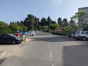 "לא קיבוץ" - מדרכות ב-90 מעלות, תאורה אימתנית וגינון בלתי נגיש