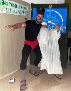 עדן נבון מחופש למיקי מאוס