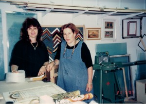 פתיחת החנות מסגרת עץ 1997 מימין דבורה פיינברג, פנינה בליך