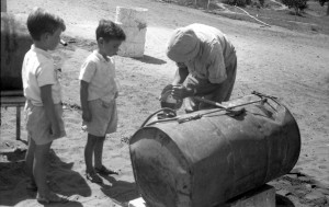 חלוקת נפט, אמיתי נחמני משמאל