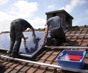 פאנלים סולאריים על גגות הבתים - מתי אצלנו ?