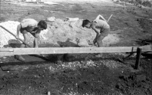 f5_1952-54 Nevo_ילדים בונים במשק בית ספר אפריל 840