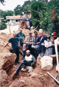 צוות המים יורם בוכהולץ, מוסטפה, גידי שקדי, עמי רטר, ליאור, אבו סלים, תיקון צנרת 2004