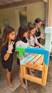 בית האורן צובעים את הספסל