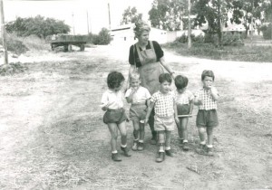 מרים שוורץ עם עם ילדי הפעוטון. מימין-דרור פרינץ, אורית ורפל, עופר דוד, איתן רותם, מיכל קליין
