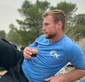 ג'ינג'י נמרץ ברגע של הפסקת קפה