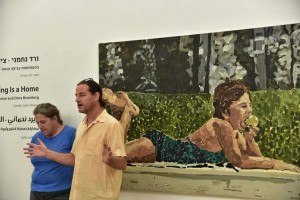 ורד והאוצר יניב שפירא בתערוכה 'ציור הוא בית', 2018, המשכן לאמנות בעין חרוד